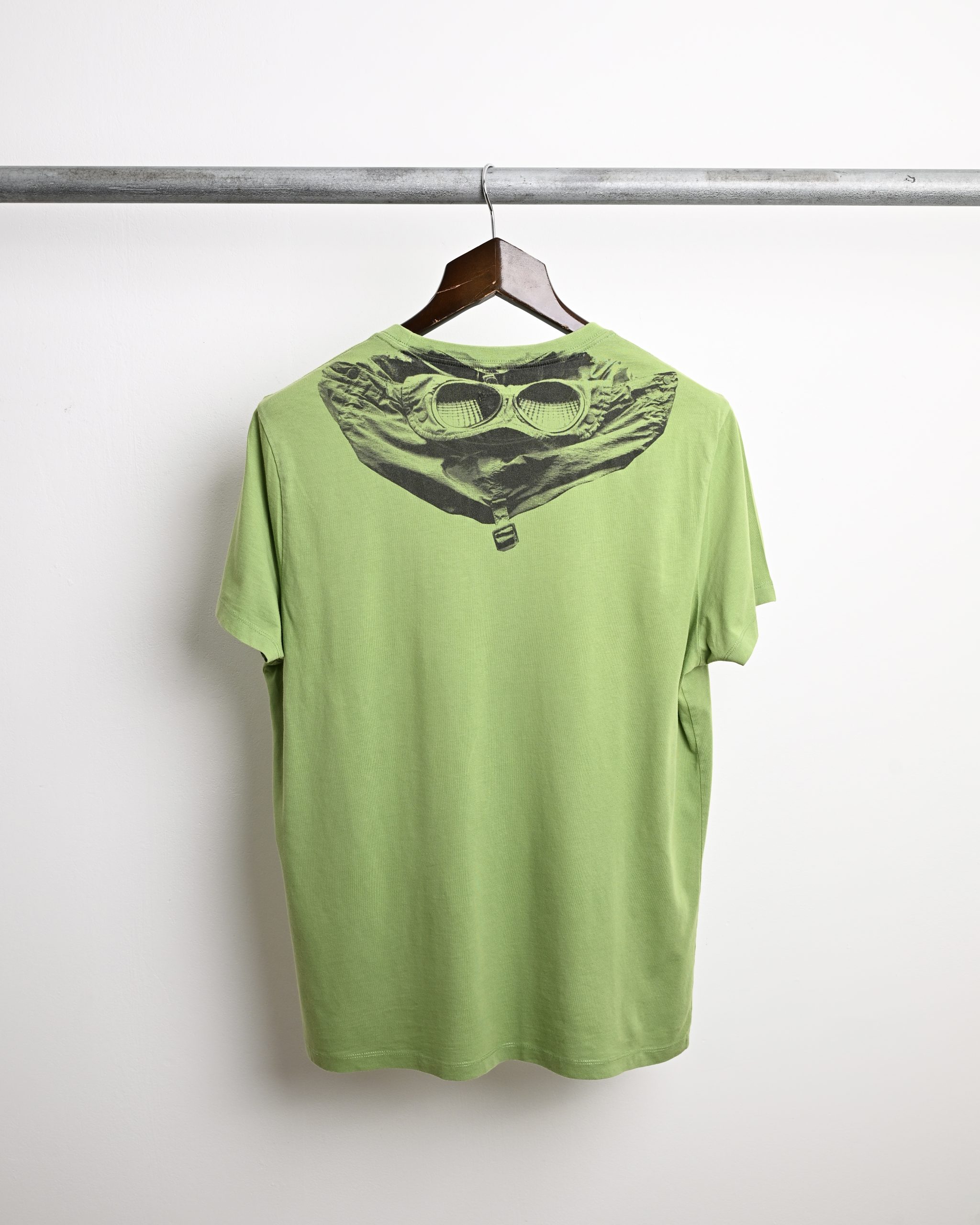 CP COMPANY GOGGLE HOOD PRINT T-SHIRT (XL)