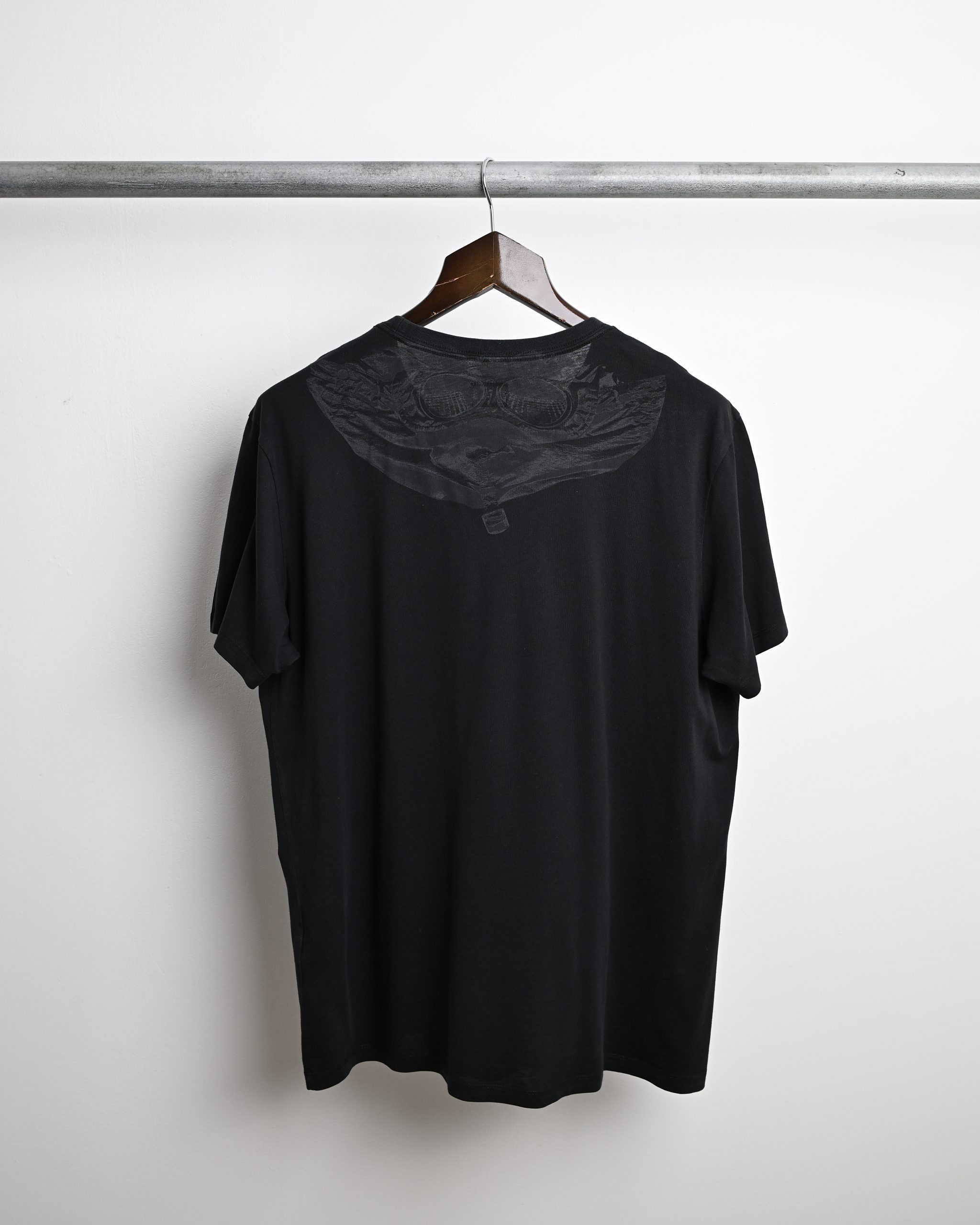CP COMPANY GOGGLE HOOD PRINT T-SHIRT (2XL)